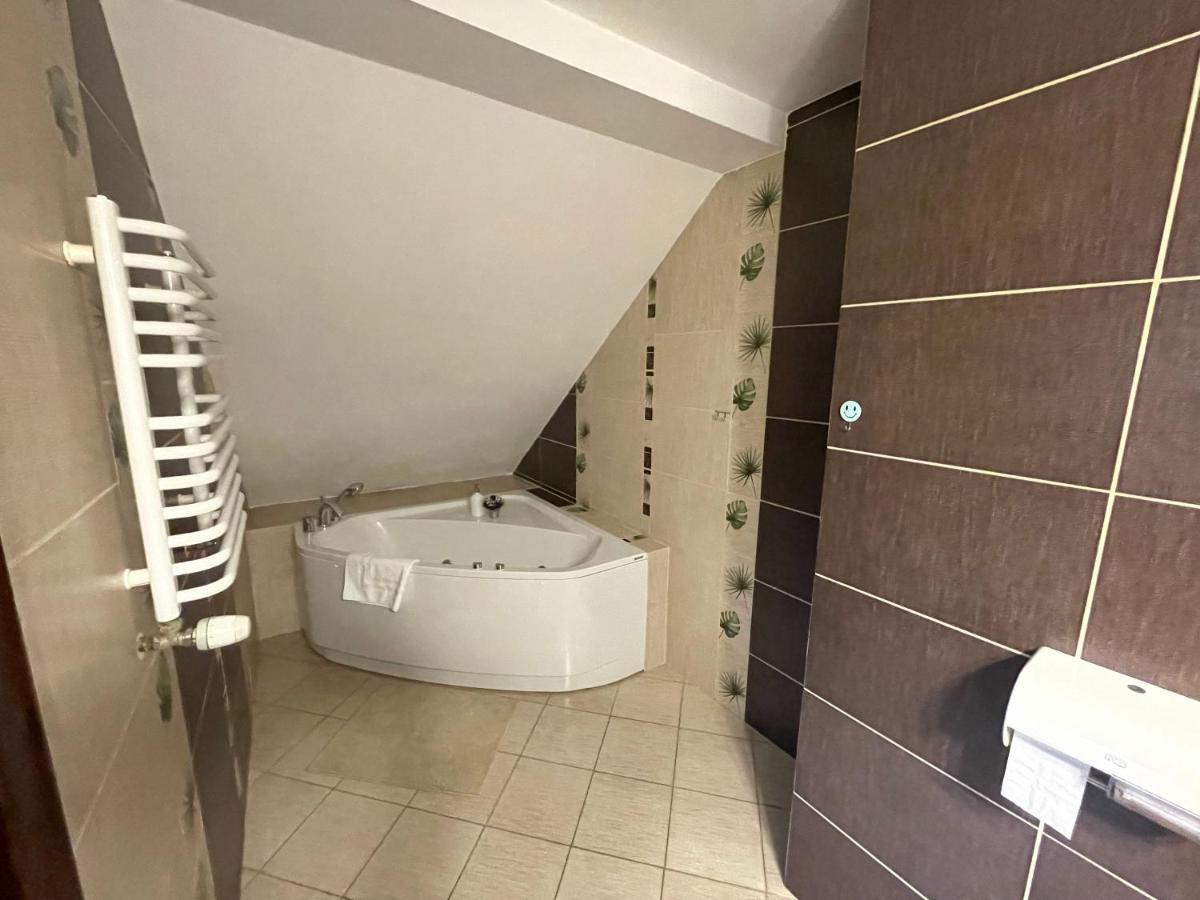 Hotel Tyrol I Restauracja Zycie Gruzji Osielsko Exteriér fotografie